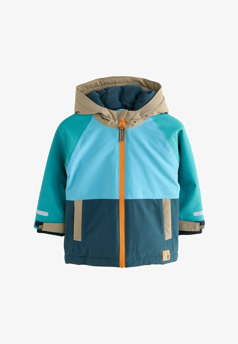 Veste à capuche pour enfant avec blocs de couleurs bleu sarcelle, bleu clair et beige, fermeture éclair orange à l'avant et bandes réfléchissantes sur les manches.