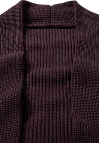 Dunkelbraune Strickjacke mit gerippter Textur, offenem Frontdesign und einem subtilen Kragen, der Wärme und Komfort betont.