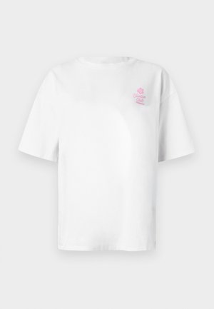 T-shirt en coton blanc à manches courtes, col rond, avec un petit logo rose "Vacation Club" sur le côté gauche de la poitrine.