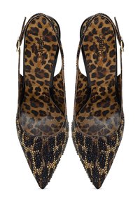 Slingback-High Heels mit spitz zulaufender Schuhspitze, Leopardenmuster und schwarzen, perlenverzierten Elementen. Sie verfügen über ein tief ausgeschnittenes Design und eine goldfarbene Schnalle.