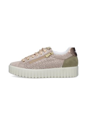 Sneaker beige da donna con tomaia in suede traforato, cerniera dorata e occhielli, suola spessa bianca e dettaglio metallico sul tallone.