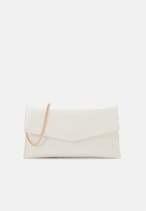 Pochette blanche au design d'enveloppe, avec une chaîne dorée et une texture lisse, avec peu de couture sur les bords.