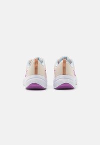 Vista posteriore delle sneakers con una tomaia color crema, dettagli rosa, rivestimento blu chiaro e una suola bianca con dettagli viola e una linguetta sul tallone texturizzata.