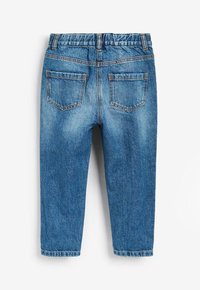 Modré džíny z denimu s elastickým pasem, obsahující dvě zadní kapsy a zúžený střih nohavic, zdůrazněný viditelnými švy.