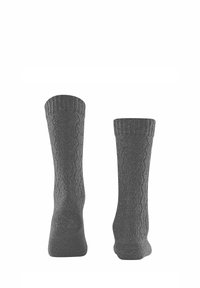 Ein Paar dunkelgraue, halblange Stricksocken mit einem dezenten Zopfmuster, aufrecht auf einem weißen Hintergrund präsentiert.