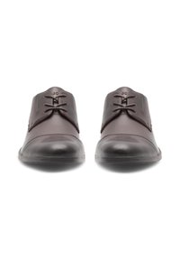 Brūnas ādas kurpes ar gludu apdari, noapaļotu purngalu, paceltu šuvumu un saistīšanas dizainu; plakanā gumijas zole komfortam.