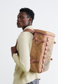 The North Face BASE CAMP FUSE BOX - Ruksak - latte/smokey brown