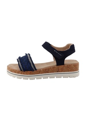 Blå kilehælssandaler med korkbund, der har to stofremme med frynsete kanter og en glat beige indersål. Velcrolukning ved anklen.