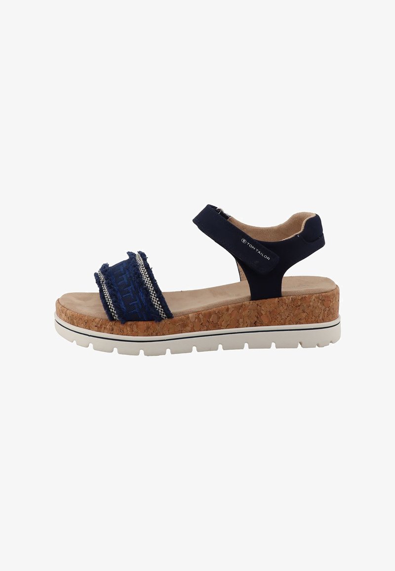 Sandales compensées bleues avec base en liège, dotées de deux brides en tissu aux bords effilochés et d'une semelle intérieure beige lisse. Fermeture scratch à la cheville.