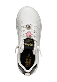 Witte sneakers met een gladde leren afwerking, ronde neus, zwarte en gouden accenten en decoratieve bedels aan de veters. Zwarte binnenkant met logo.