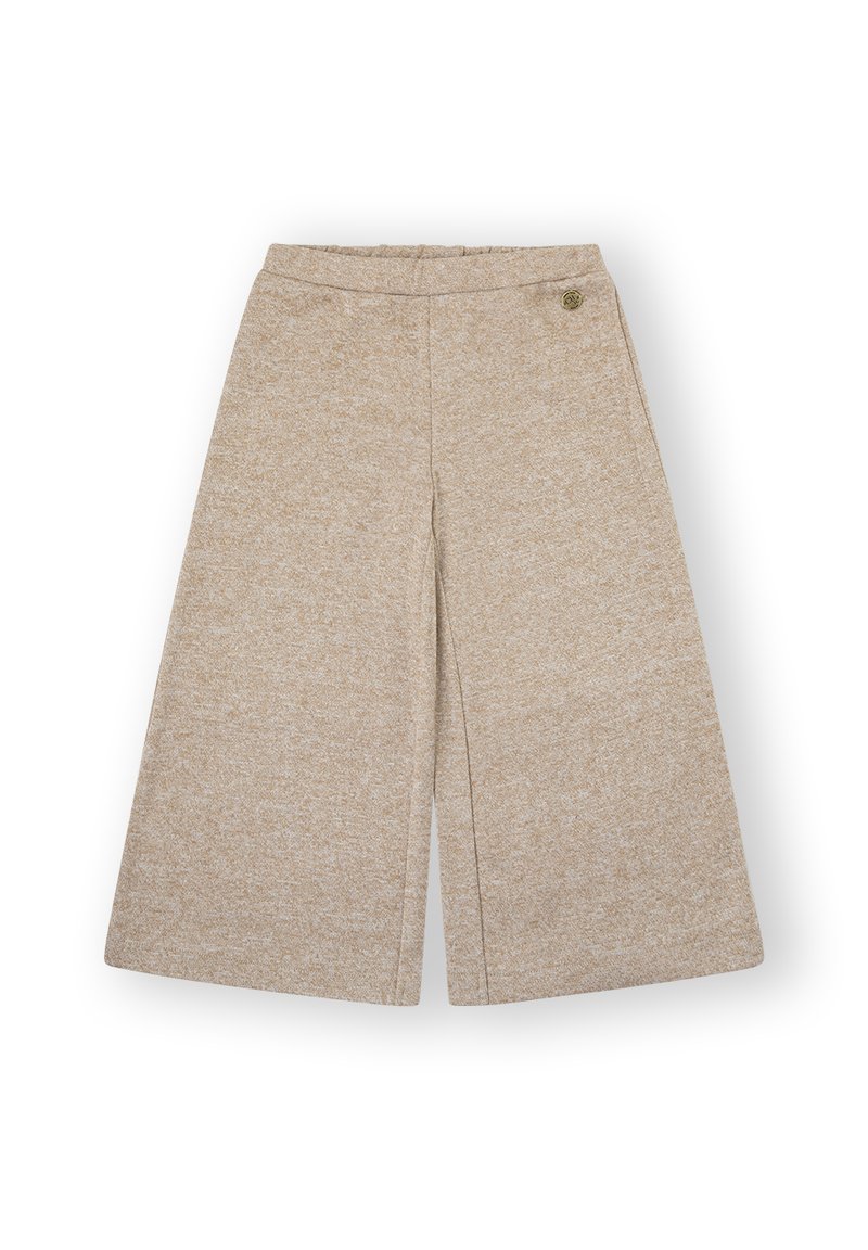 Pantalones de pierna ancha beige con una textura suave, que presentan una cinturilla plana y un pequeño detalle de logo en el frente.