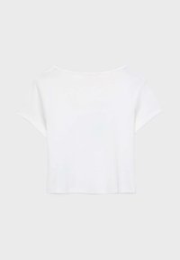 Hvid cropped t-shirt med korte ærmer, rund halsudskæring og glat tekstur. Simpelt design uden mønstre eller yderligere detaljer.
