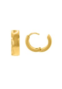 Gouden hoepel oorringen met een getextureerde rechthoekige staaf en een ronde sluiting, die een gepolijste afwerking met gladde oppervlakken tonen.