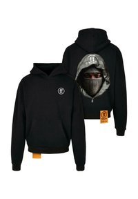 Sudadera negra con capucha hecha de un tejido grueso. Cuenta con un bolsillo frontal, un logo en el pecho y un gráfico de una figura enmascarada en la parte posterior.