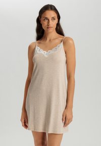 Beige mouwloze nachtjapon met een kanten V-halsontwerp. Zachte, lichte stof met een gladde textuur. Eenvoudige, losse pasvorm.