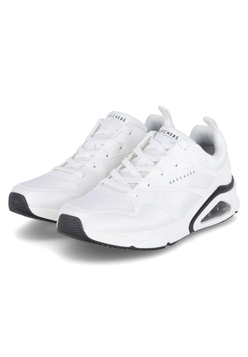 Zapatillas deportivas Skechers en malla blanca con un upper texturizado, acento negro en la suela y amortiguación de aire visible en el talón.