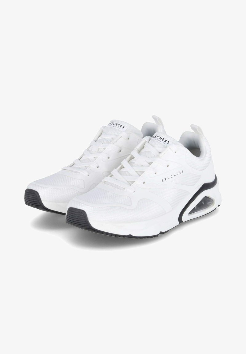 Scarpe da ginnastica Skechers in mesh bianco con una parte superiore texturizzata, accento nero nella suola e ammortizzazione ad aria visibile nel tallone.