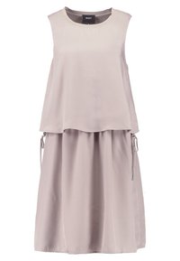 Hellgraues ärmelloses Kleid in geschichteter Gestaltung, mit weichem, glattem Stoff und seitlichen Bindebändern zur Anpassung sowie einer fließenden Silhouette.