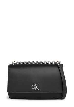 Černá kožená kabelka s texturou, se stříbrným řetízkovým popruhem a stříbrným logem CK na přední klopě.