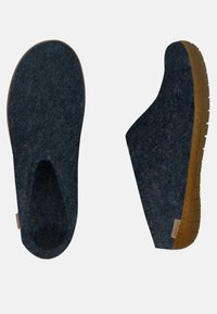Felt slippers in dark blue with a snug fit and a textured upper. Brown rubber sole with a patterned tread for grip.