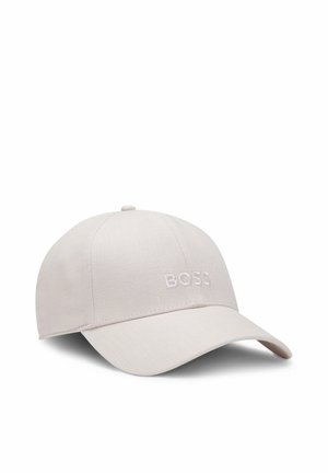 Lyse beige baseballcap med buet skygge og broderet "BOSS" logo på forpanelet, vist på hvid baggrund.