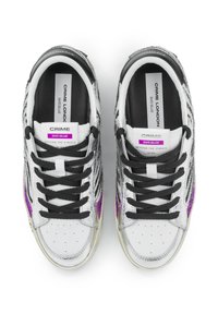 Sneakers con una toma superiore in argento metallico, lacci neri e dettagli viola. Texture liscia con branding sulla linguetta e sulla soletta.