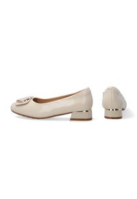 Beige lakleren ballerina's met een ronde neus, een grote decoratieve gesp en een lage blokhak met gouden accenten.