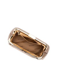 Borsa a mano in pelle beige con struttura in metallo dorato e chiusura, aperta per mostrare l'interno rivestito in tessuto beige stampato con il logo "WITTCHEN".