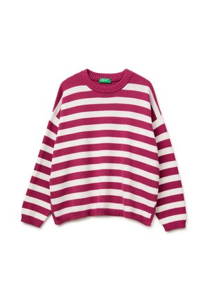 Sweter z dzianiny z długim rękawem, szerokie poziome paski w kolorze białym i ciemnoróżowym, z prążkowanymi mankietami i zakończeniem, ułożony na płasko na białym tle.