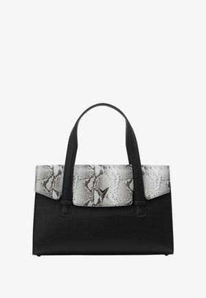 Sort håndtaske med tekstureret overflade, der har en flap med grå og hvid slangeprint og sølvhardware. Dobbelt håndtag til bæring.