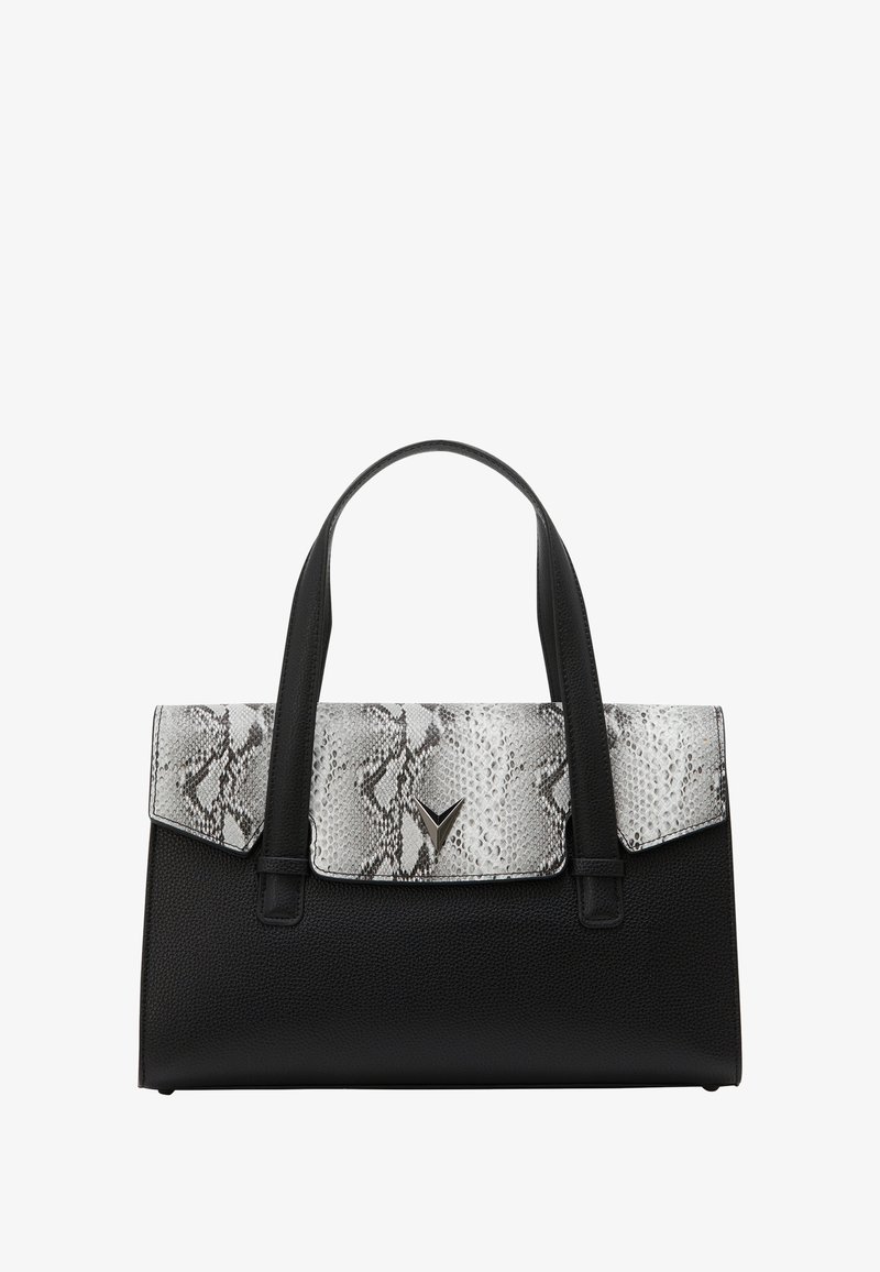 Sort håndtaske med tekstureret overflade, der har en flap med grå og hvid slangeprint og sølvhardware. Dobbelt håndtag til bæring.