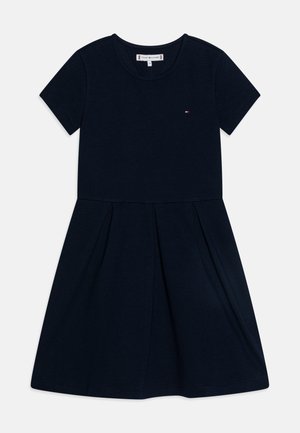 Rochie bleu marin cu mânecă scurtă, având un corp texturat și o fustă pliată. Prezintă un accent mic cu logo la piept. Confecționată dintr-un material moale.