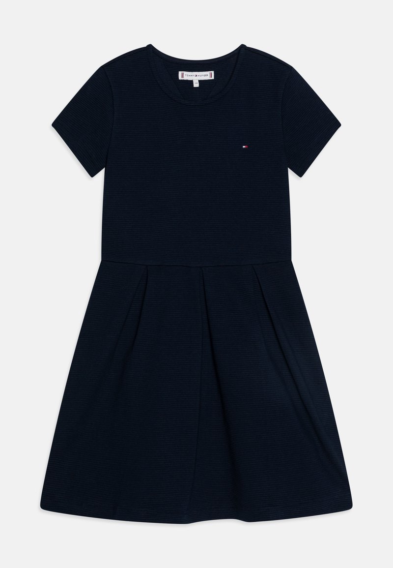 Tummansininen lyhythihainen mekko, jossa on teksturoitu yläosa ja laskostettu hame. Rintamuksessa pieni logo yksityiskohtana. Valmistettu pehmeästä kankaasta.