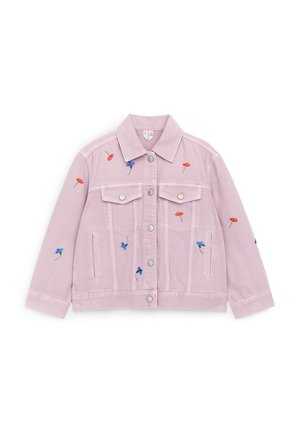 Lyse lilla denimjakke med knapper foran, brystlommer med klapper og små broderede røde og blå blomster spredt på forsiden og ærmerne.