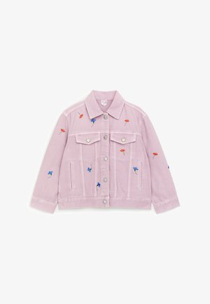 Veste en denim violet clair avec boutons sur le devant, poches poitrine à rabat, et petites fleurs rouges et bleues brodées dispersées sur le devant et les manches.