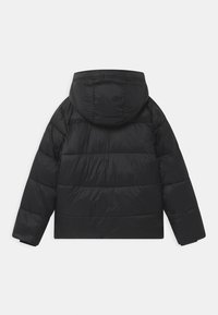 Giubbotto puffo nero con cappuccio, caratterizzato da un design trapuntato, texture liscia e lunghezza leggermente accorciata. Nessun dettaglio hardware visibile.