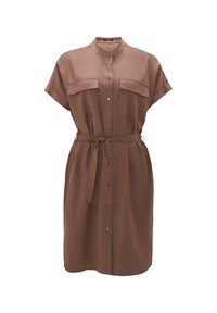Robe chemise marron à manches courtes avec boutons devant, deux poches poitrine, col montant et ceinture à nouer à la taille.