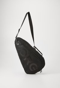 Saco de ombro preto com forma curva, feito de material durável. Apresenta um compartimento com fecho e o logótipo "BORG" na frente. Alça ajustável.