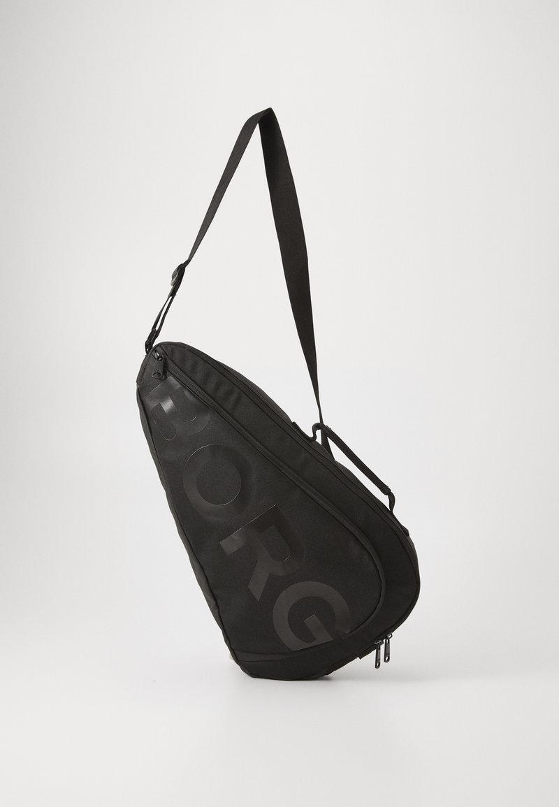 Saco de ombro preto com forma curva, feito de material durável. Apresenta um compartimento com fecho e o logótipo "BORG" na frente. Alça ajustável.