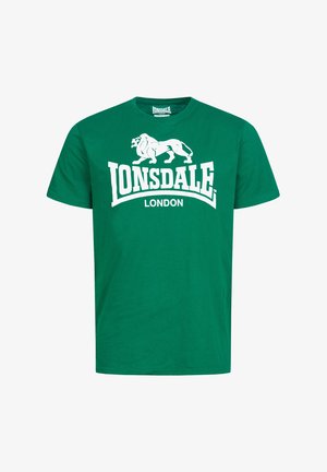 Zaļš kokvilnas T-krekls ar baltu lauva grafiku un "Lonsdale London" tekstu. Īsas piedurknes un apaļš izgriezums.