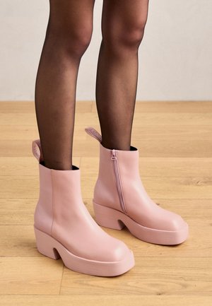 BILLIE - Platvormtallaga poolsaapad - medium pink