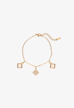 Guld kædearmbånd med to geometriske charms: en firkant og en diamant med klare sten, samt en krabbe-lås for justerbar længde.
