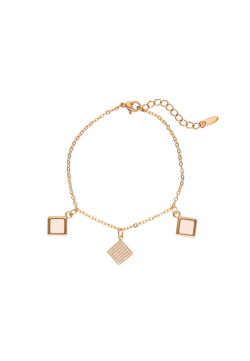 Pulsera de cadena dorada con dos charms geométricos: un cuadrado y un diamante con piedras transparentes, y un cierre de langosta para longitud ajustable.