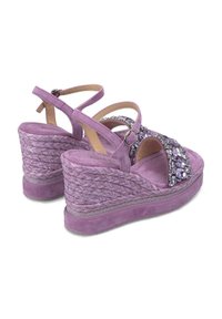 Sandali wedge viola con una piattaforma in stile espadrilles testurizzata e accenti di gemme scintillanti sulle cinghie. Materiale scamosciato, cinghie alla caviglia regolabili.
