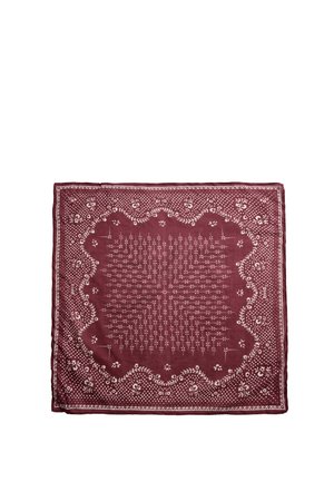 Kwadratowa bordowa bandana z białymi kwiatowymi i geometrycznymi wzorami oraz falistym centralnym wzorem na białym tle.