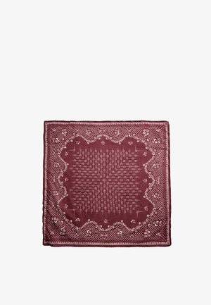 Kwadratowa bordowa bandana z białymi kwiatowymi i geometrycznymi wzorami oraz falistym centralnym wzorem na białym tle.