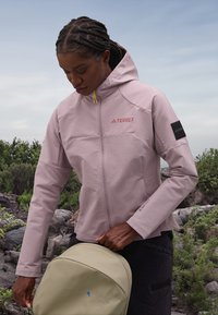 Adidas Terrex NATIONAL GEOGRAPHIC WOMEN SOFTSHELL JACKET - Casaco softshell - preloved fig