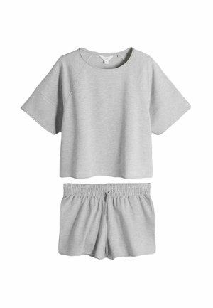 Hellgraues Sweatshirt mit kurzen Ärmeln und passenden Shorts mit elastischem Bund und Kordelzug, lässiges, lockeres Freizeit-Outfit.