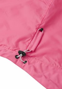 Tessuto rosa brillante, che mostra i dettagli di un cordoncino regolabile e il meccanismo di chiusura lungo il bordo. Texture morbida e superficie liscia.