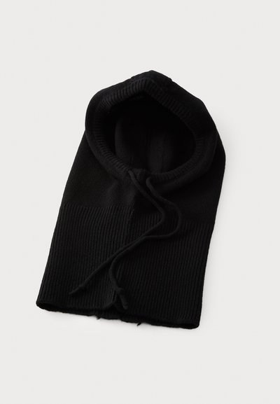 Cappuccio in maglia nera con una texture a coste, dotato di lacci per la regolazione e un design accogliente. Ideale per il calore durante il freddo.